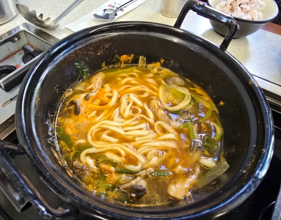 칼칼한 육수의 버섯칼국수 클로즈업