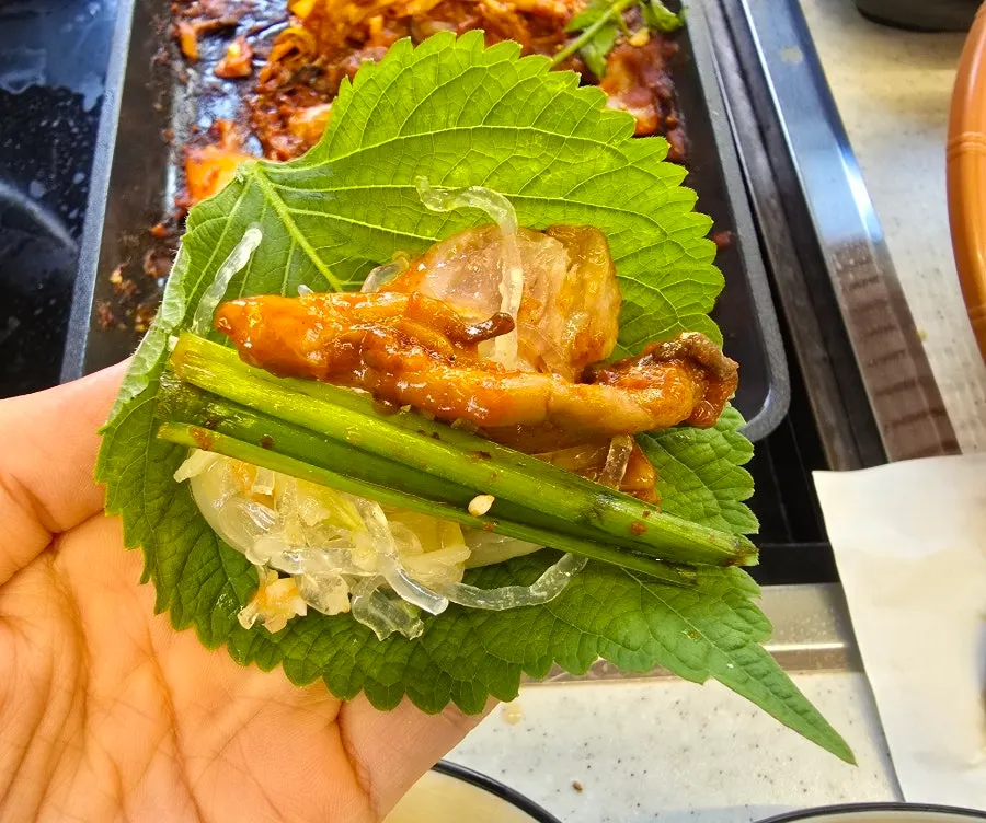 천사채와 부추를 올린 돼지갈비 한 점