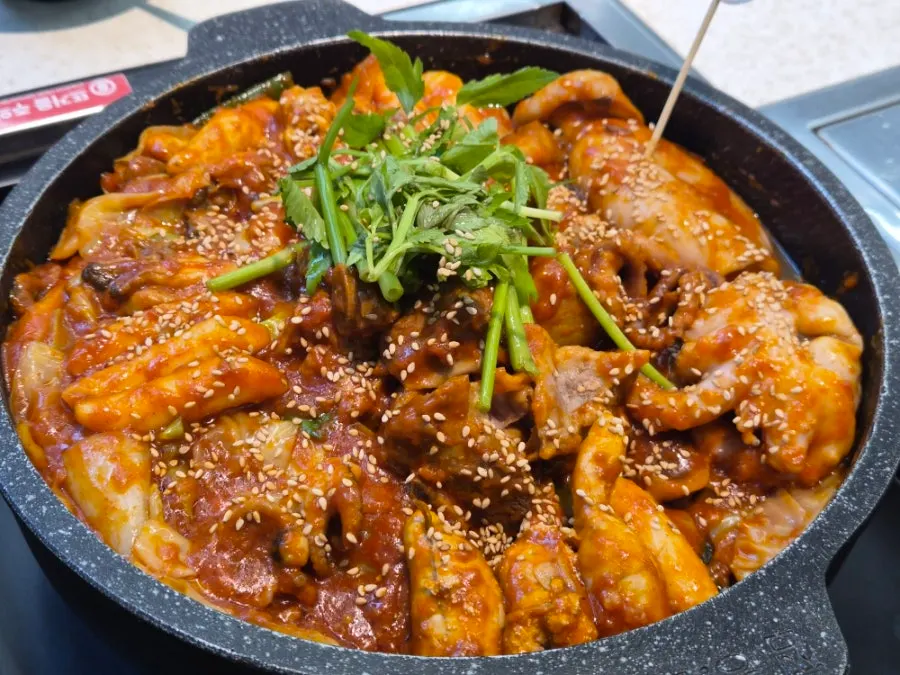 미나리가 듬뿍 올라간 해물갈비찜