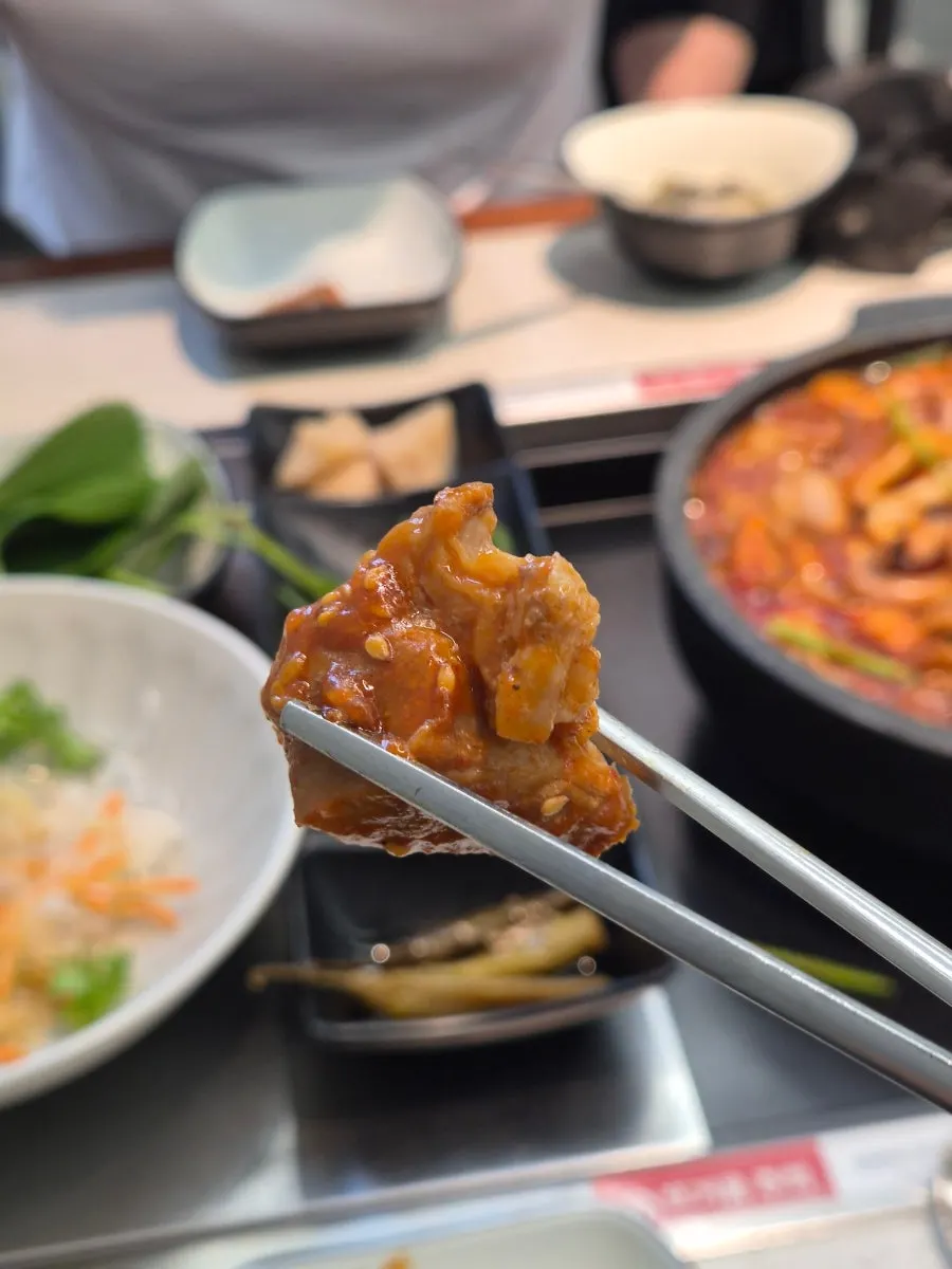 해물갈비찜 속 부드러운 갈비 한 점