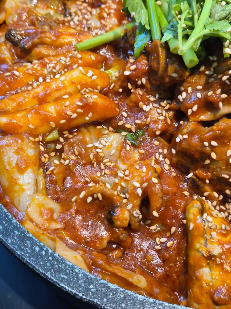 둘이 나눠 먹는 해물갈비찜 접시