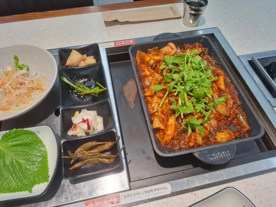 Hot plate and side dishes after finishing the galbijjim