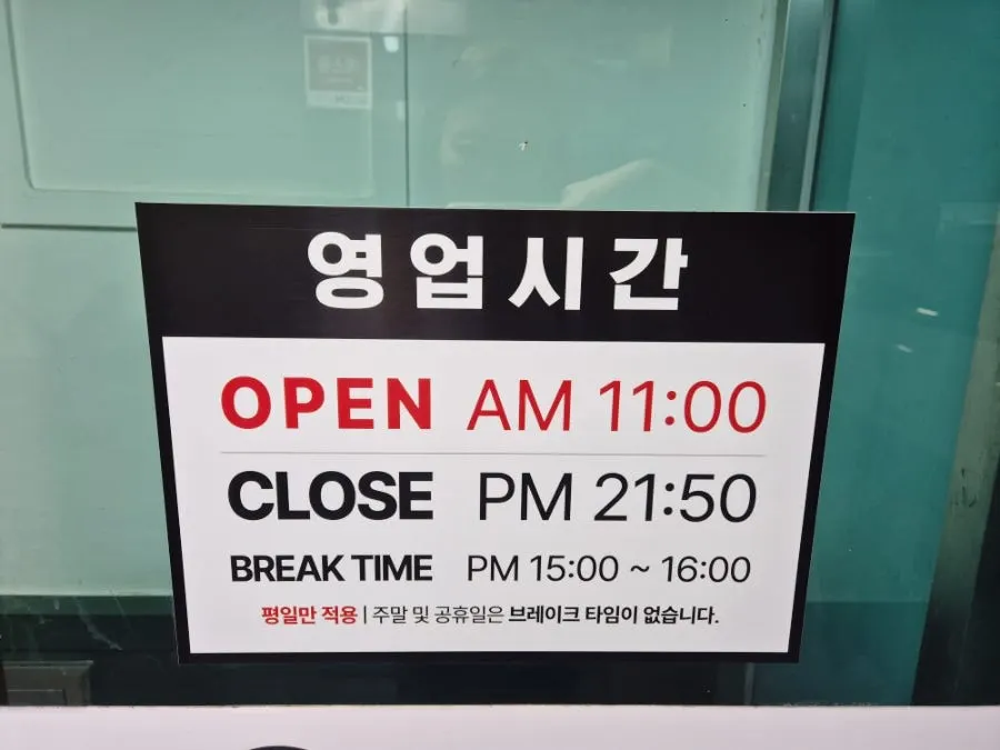 2층 매장으로 올라가는 계단