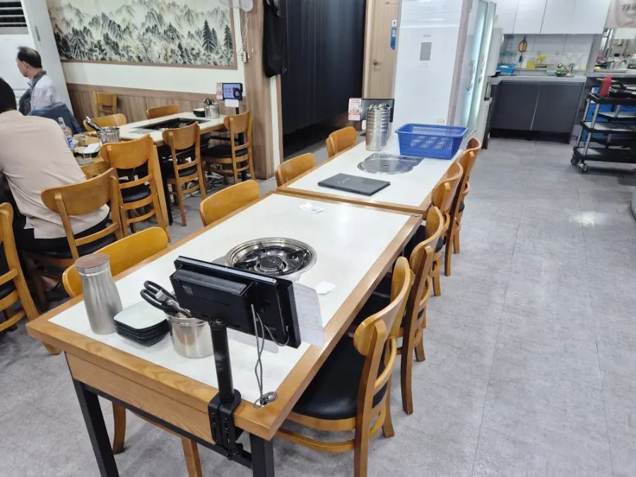 세팅 공간이 넉넉한 큰 테이블