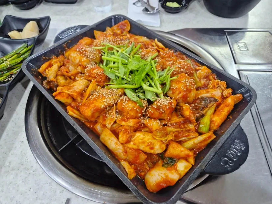 테이블에 차려진 기본찬 한 상