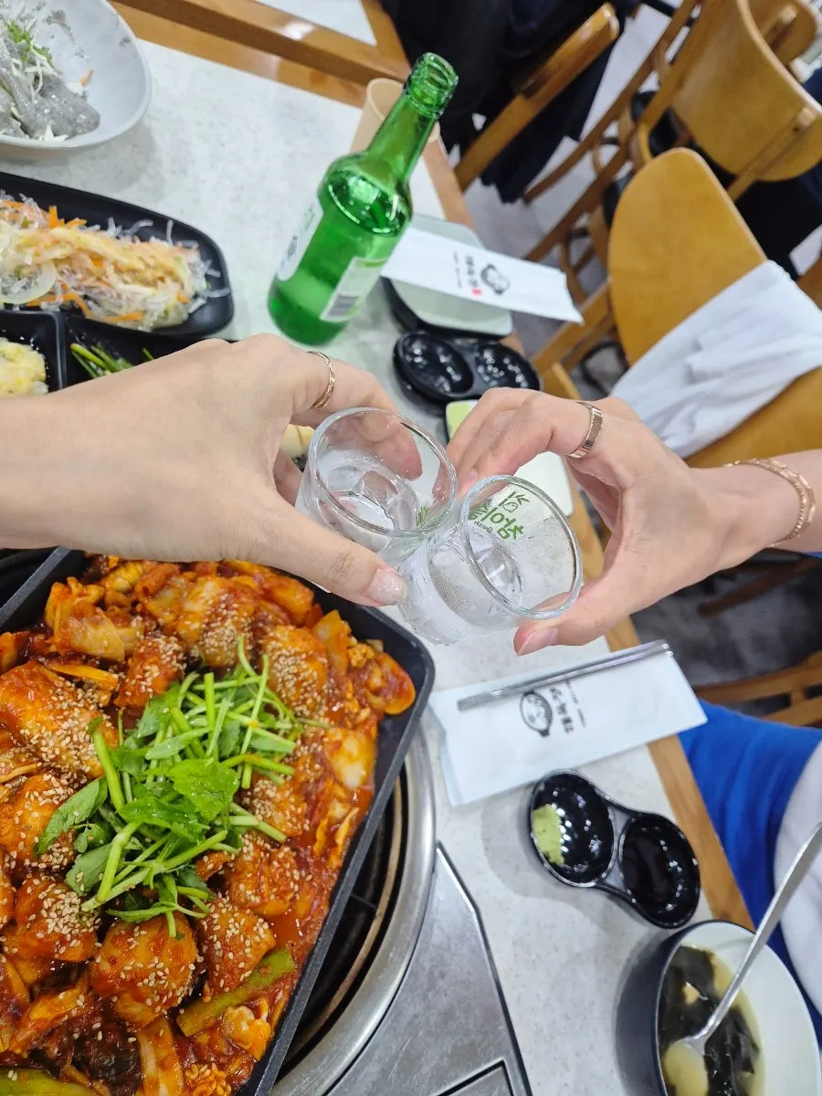 기본찬으로 나온 성게미역국