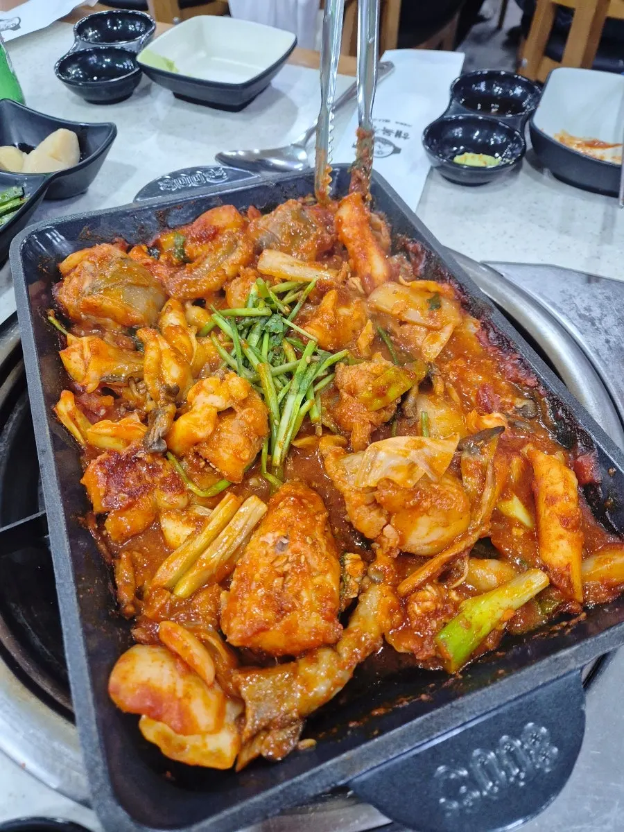 아귀찜 속 떡과 양념 클로즈업