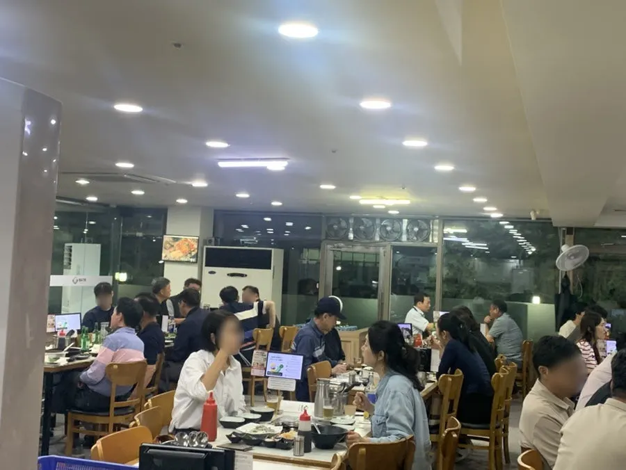 해목정 연수본점 주방과 수조 전경