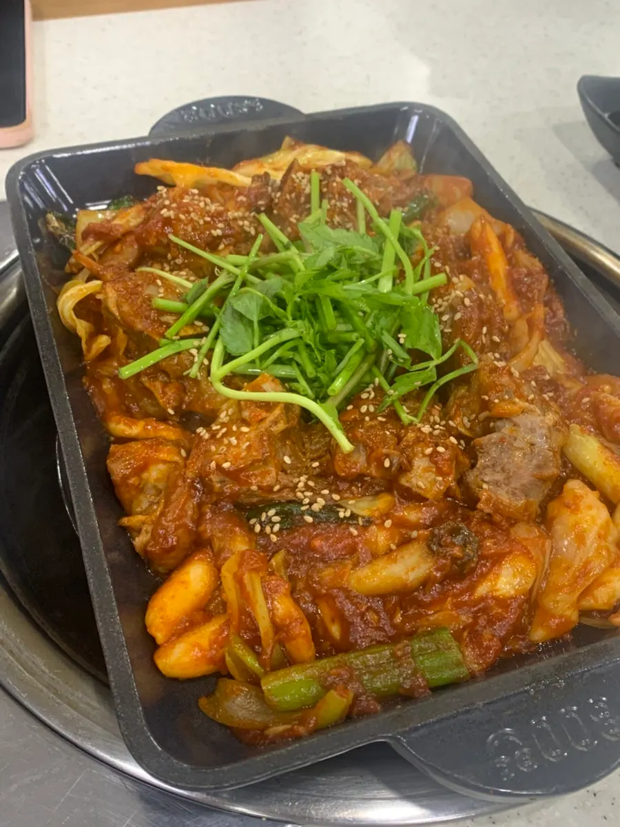 샐러드 잡채 미역국이 차려진 기본 상차림
