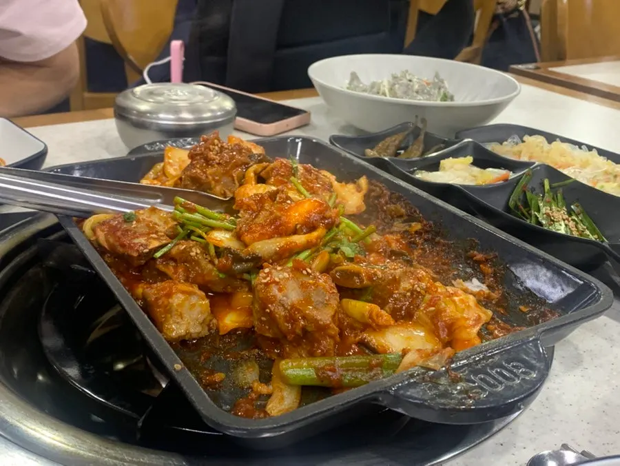 젓가락으로 집은 부드러운 돼지갈비
