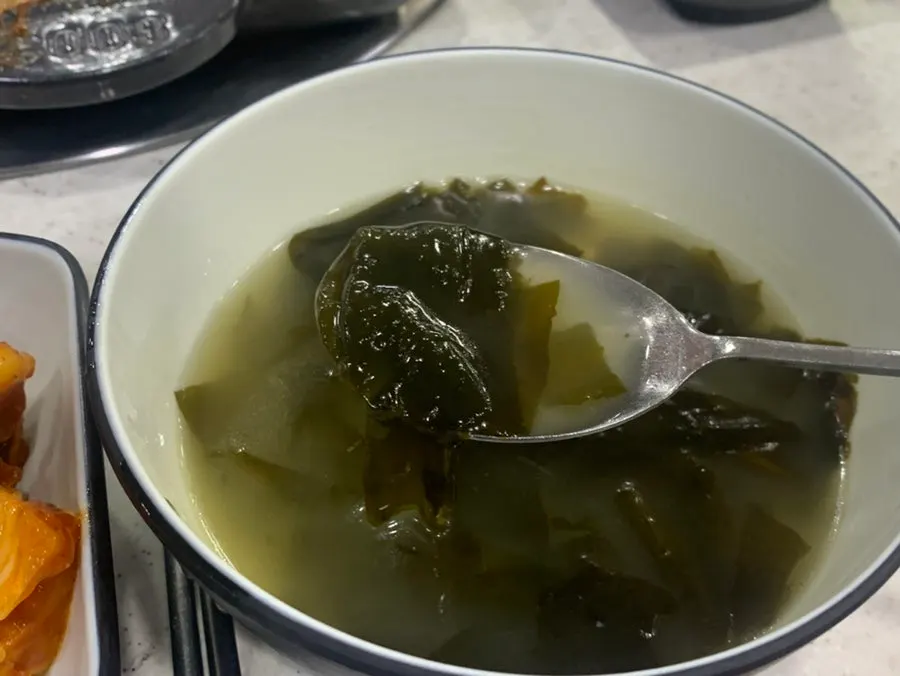 뼈에서 분리된 돼지갈비찜 고기