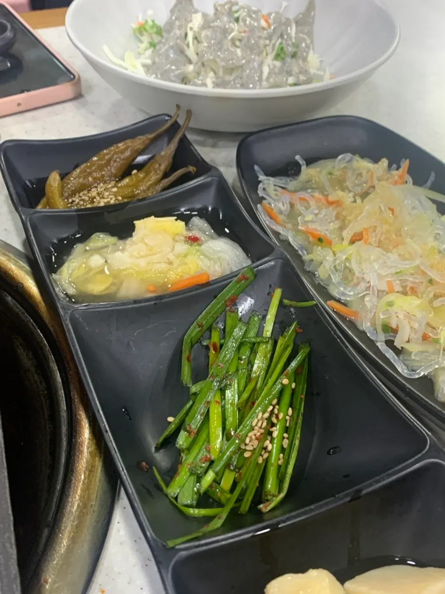 밥 위에 올린 돼지갈비찜 고기 한 점