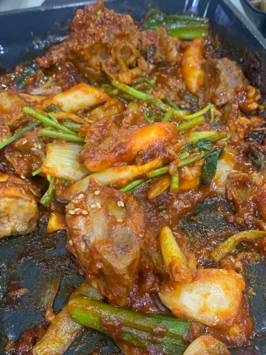 먹다 남은 돼지갈비찜 접시