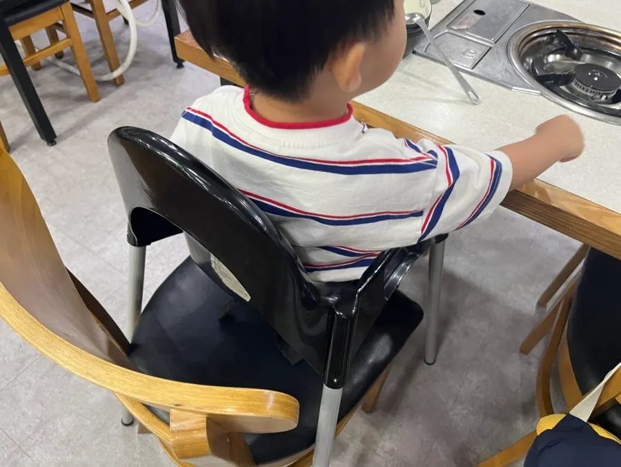 매장 이용 정보가 보이는 실내 모습