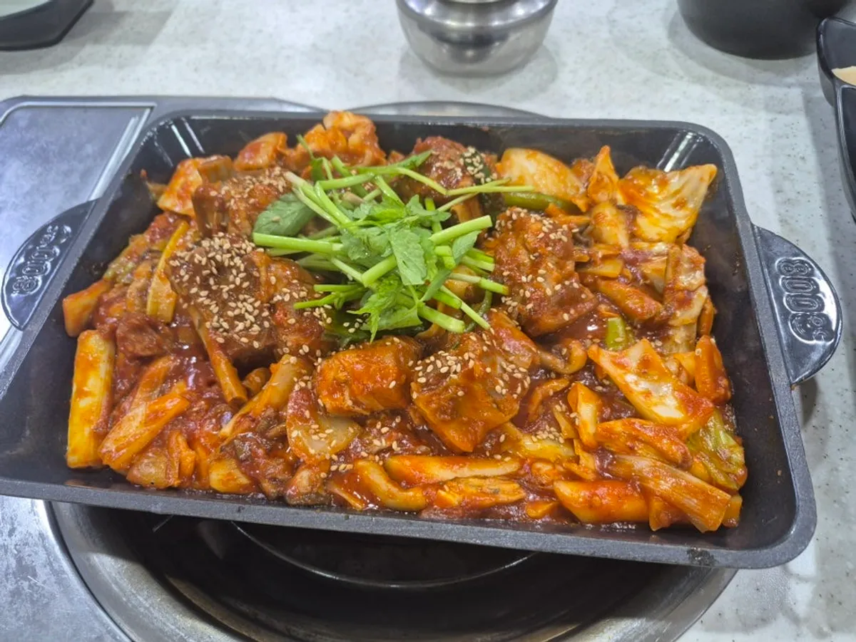 미나리를 듬뿍 올린 매콤돼지갈비찜 한 상