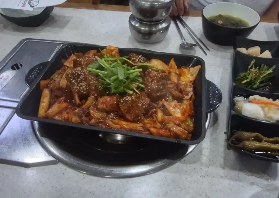 통깨를 뿌린 매콤돼지갈비찜 클로즈업