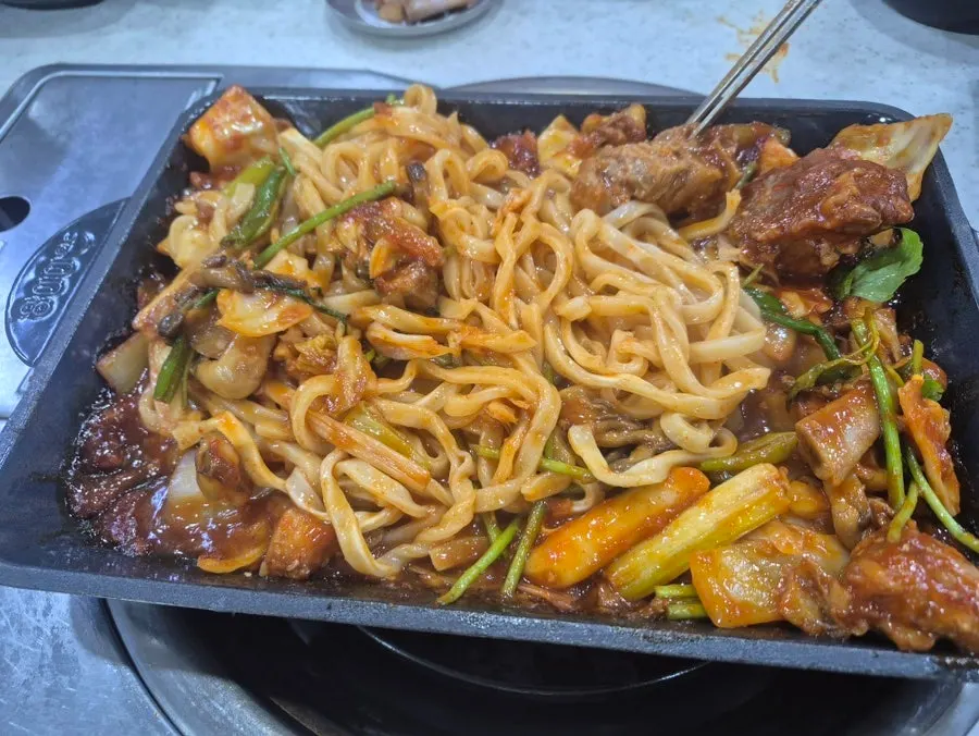 양념에 비벼낸 칼국수 사리
