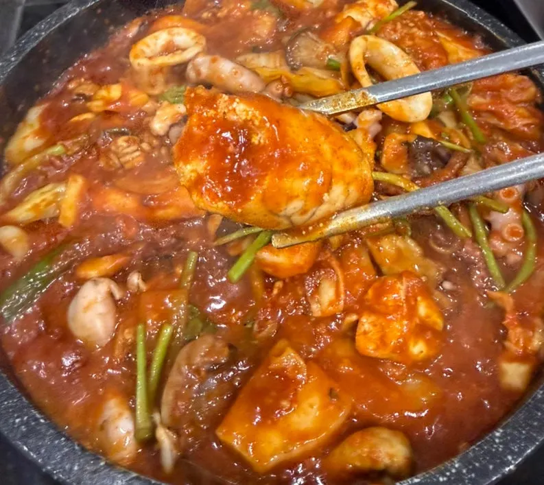 Seafood stew filled with plump roe and gonyi
