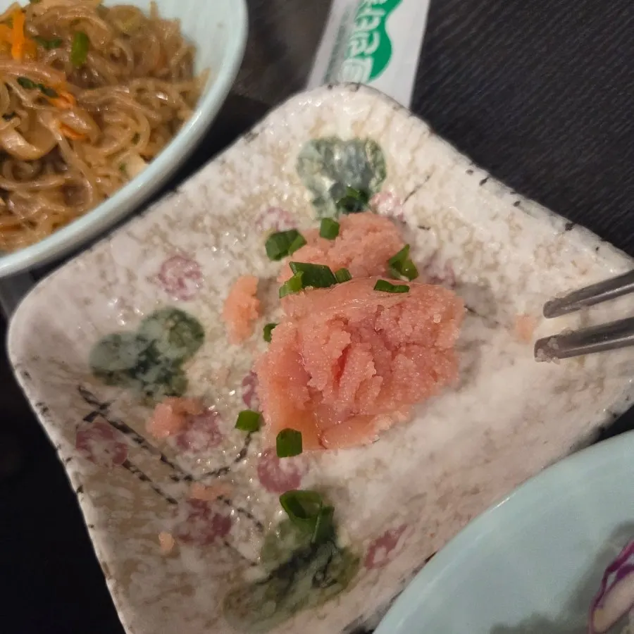 명란과 잡채 등 밑반찬 접시