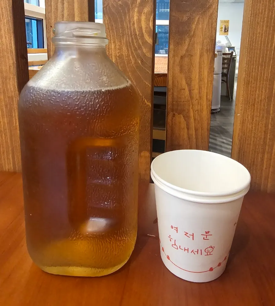 테이블 위에 설치된 태블릿 주문기