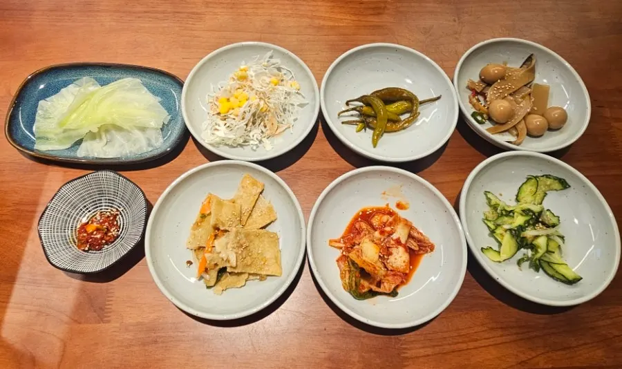 한바다 수영본점 정갈한 밑반찬 한 상