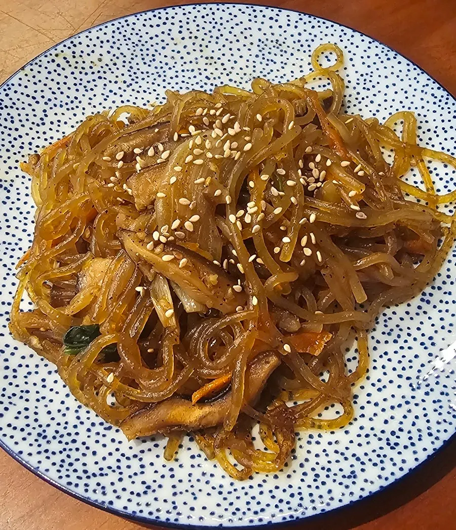 밑반찬 다음으로 나온 잡채 한 접시