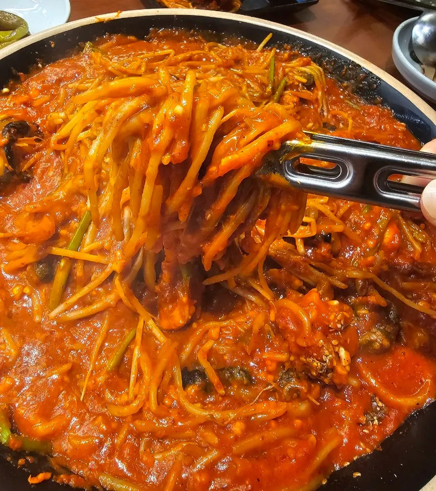 살집 두툼한 아구가 가득한 생 아구찜