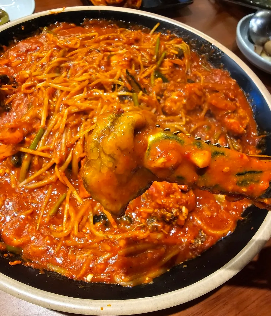 아구살을 골라낸 아구찜 접시
