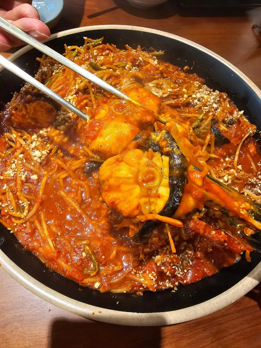 아구살을 올려 싸 먹는 쌈과 공기밥