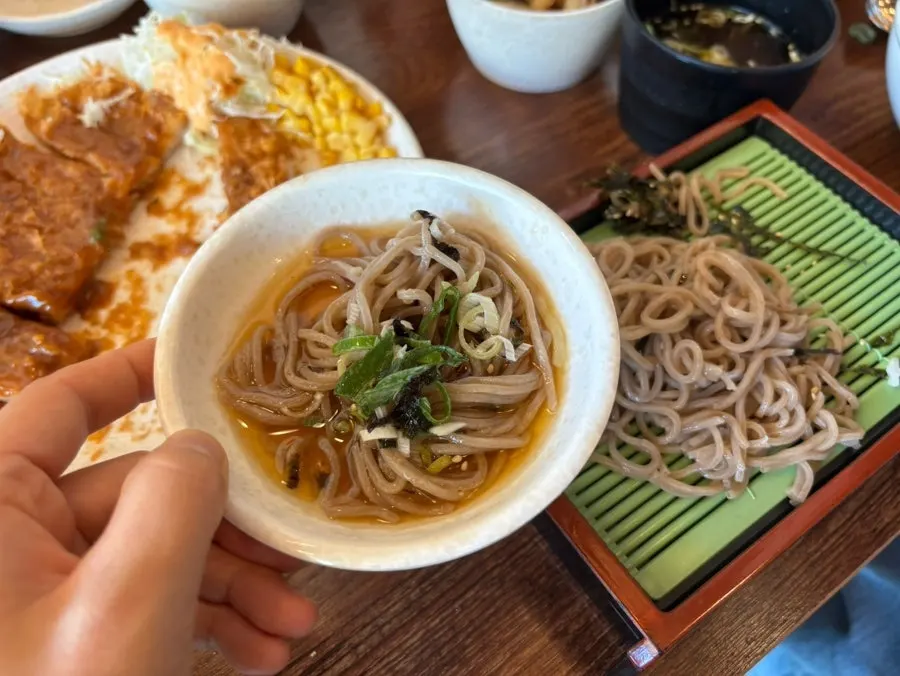 세 가지 메뉴가 차려진 상차림