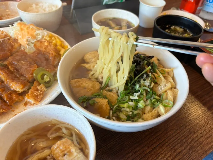 모밀소바를 덜어 먹는 모습