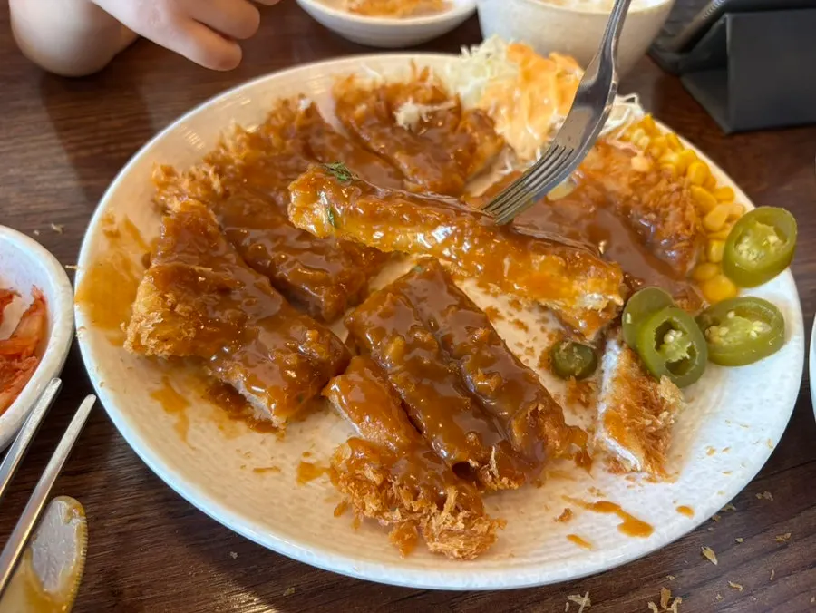 우동 면발을 들어 올린 모습
