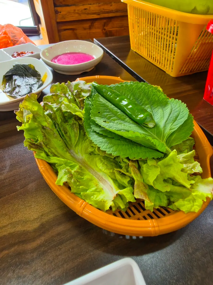 푸줏간생고기점 솥뚜껑 불판이 놓인 테이블