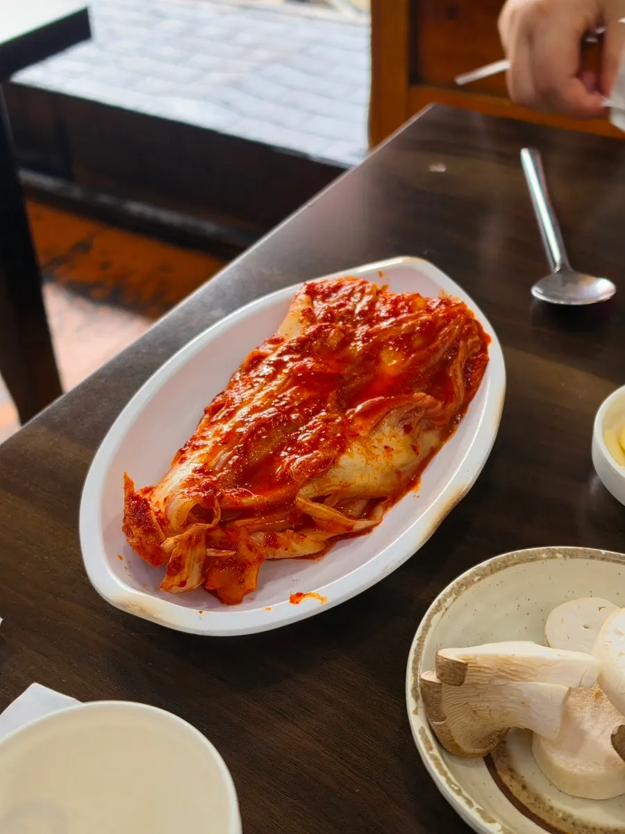 고깃집 반찬과 쌈 채소 세팅