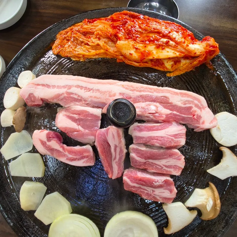 직원이 구워주는 솥뚜껑 삼겹살