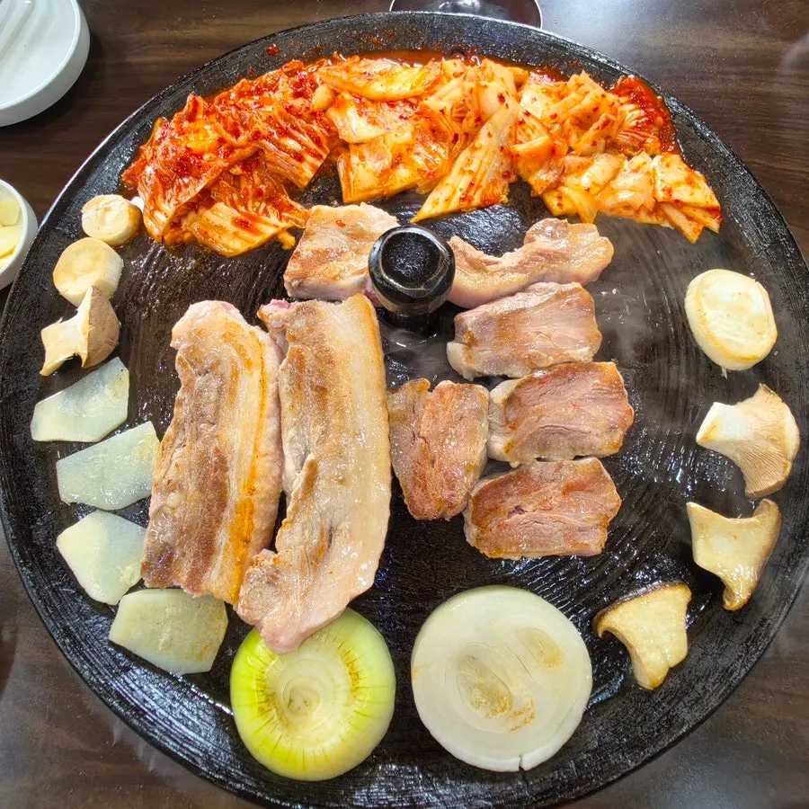 생삼겹살·항정살·가브리살 4인분 주문 접시