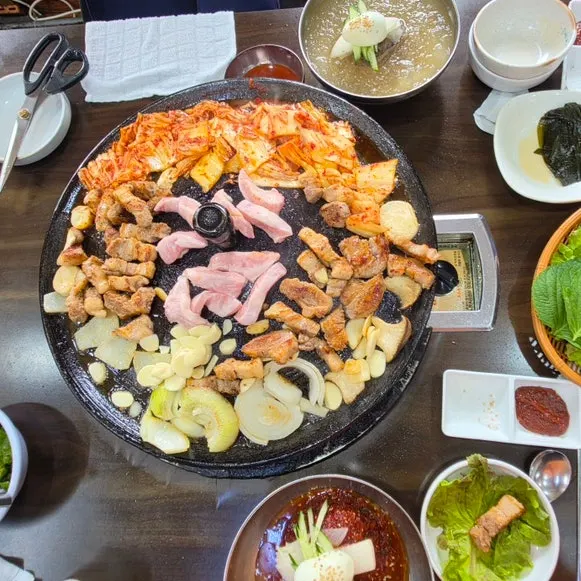노릇하게 구워진 생삼겹살 한 점
