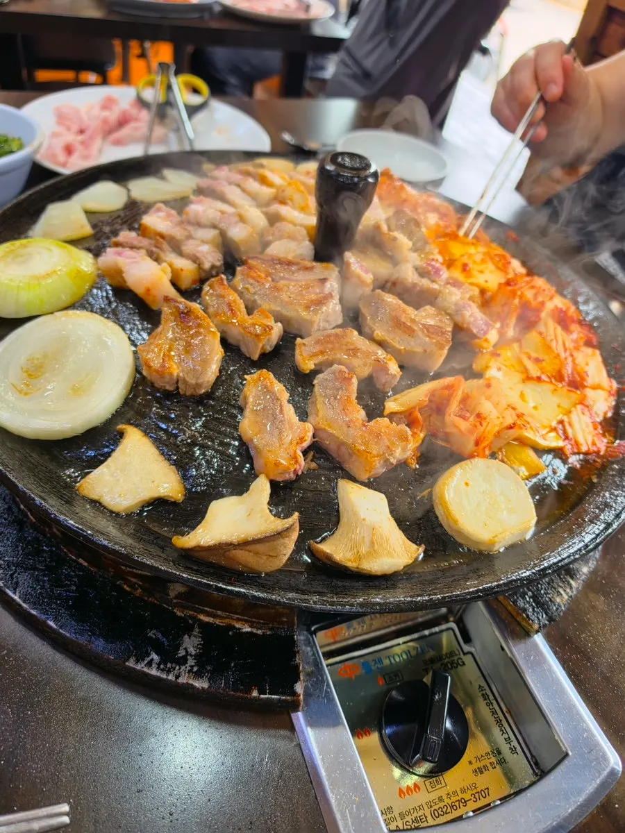 고기 기름에 익은 솥뚜껑 김치구이