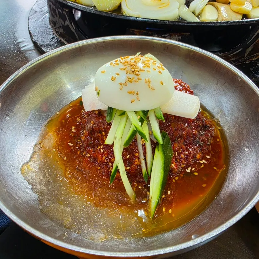 사이드로 주문한 비빔냉면