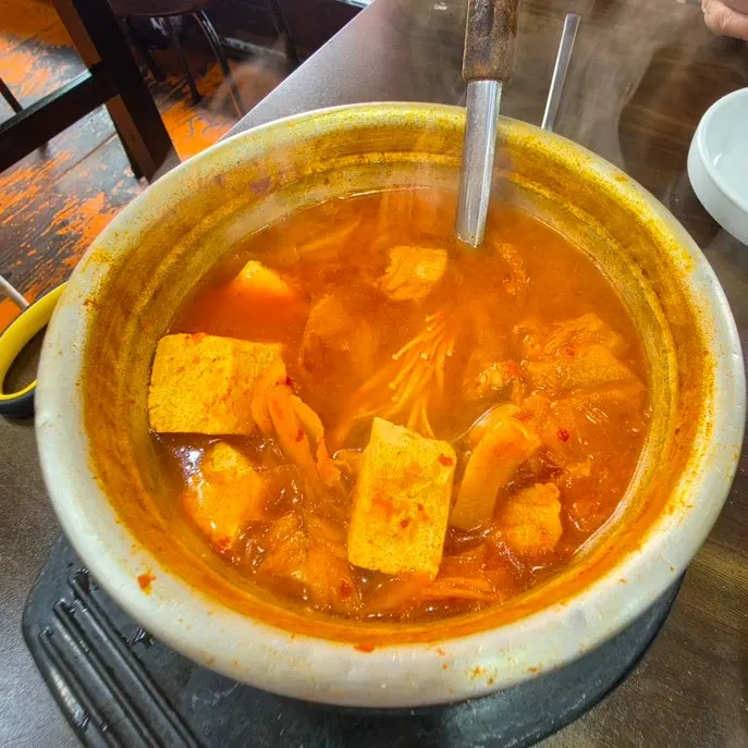 냉면과 함께 놓인 고기 상차림