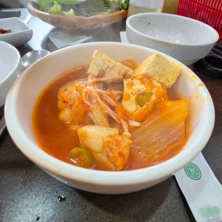 면을 덜어 담은 냉면 그릇