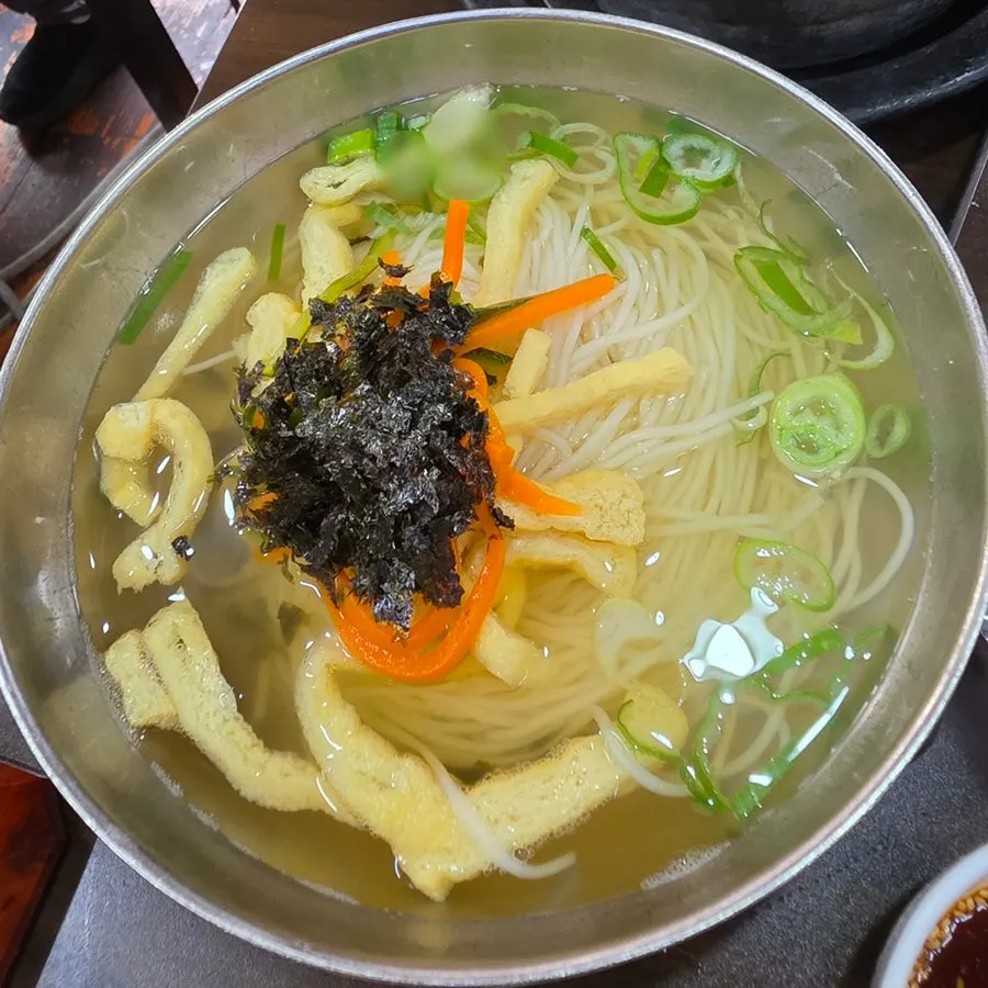 고기와 냉면을 함께 즐기는 테이블