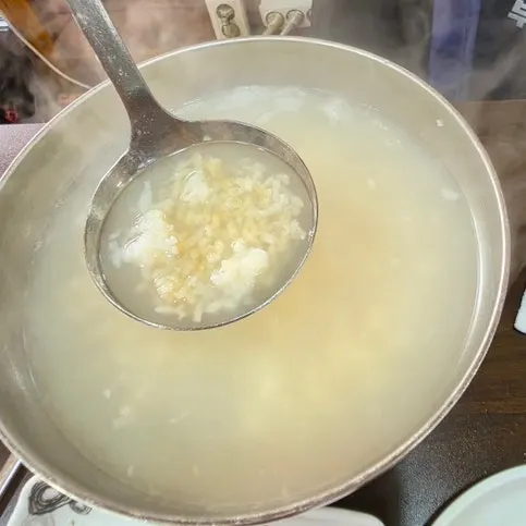 비빔냉면을 비벼놓은 모습