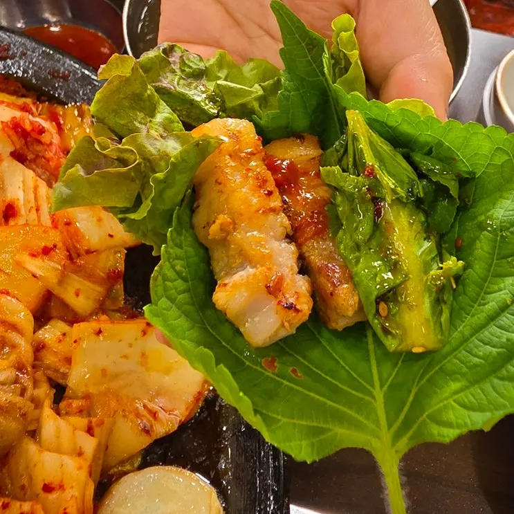 식사 마무리 무렵의 고깃집 테이블