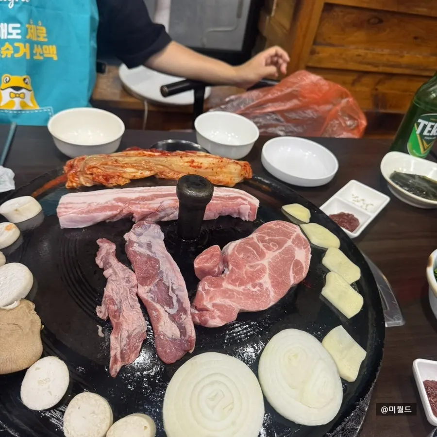 Cauldron-lid grill with side vegetables