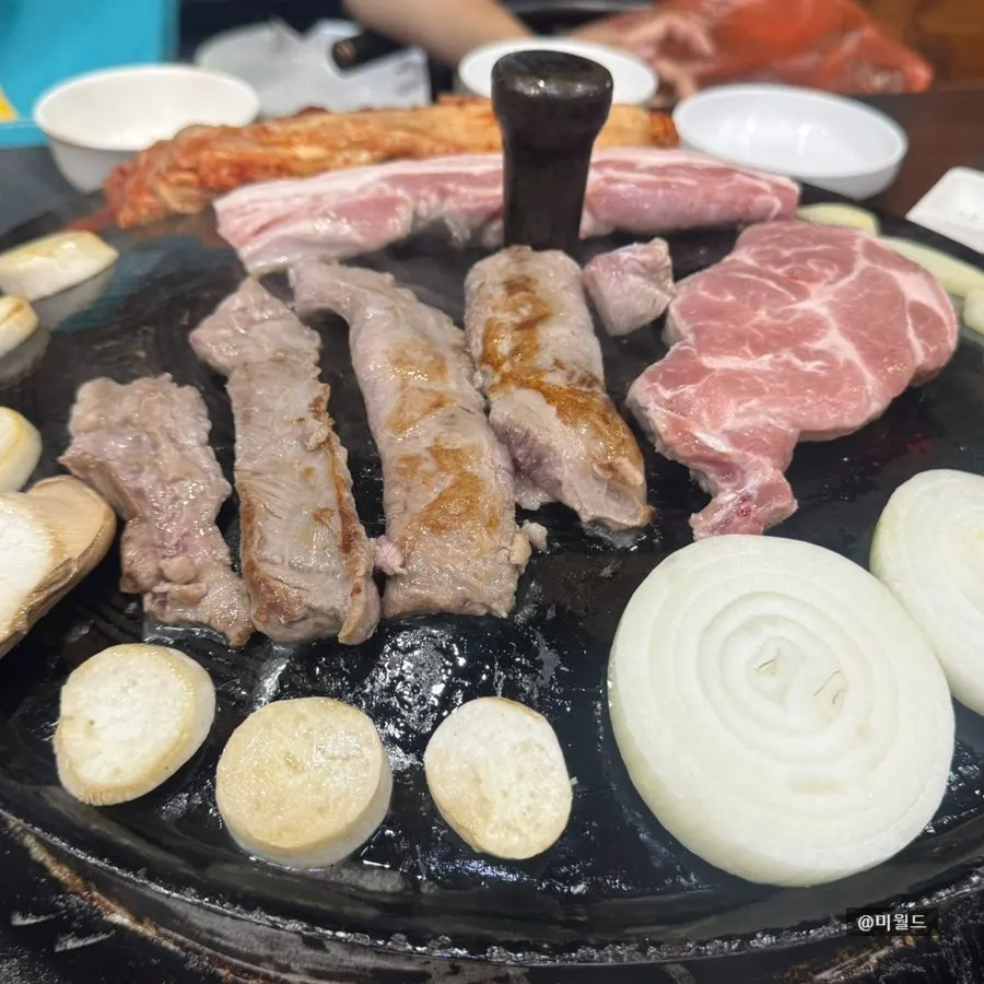 Meat and kimchi on the cauldron-lid grill