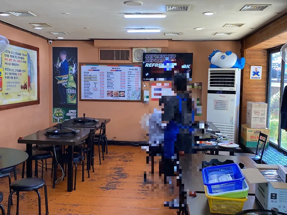 Spacious interior of Pujutgan Saenggogi-jeom with over 100 seats