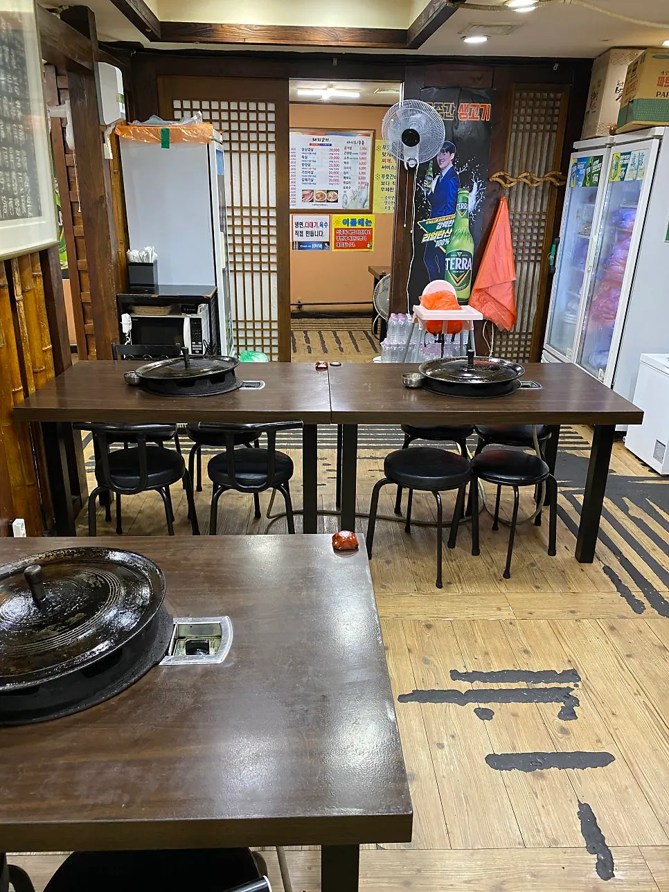 Widely spaced seating and walkway at the BBQ restaurant