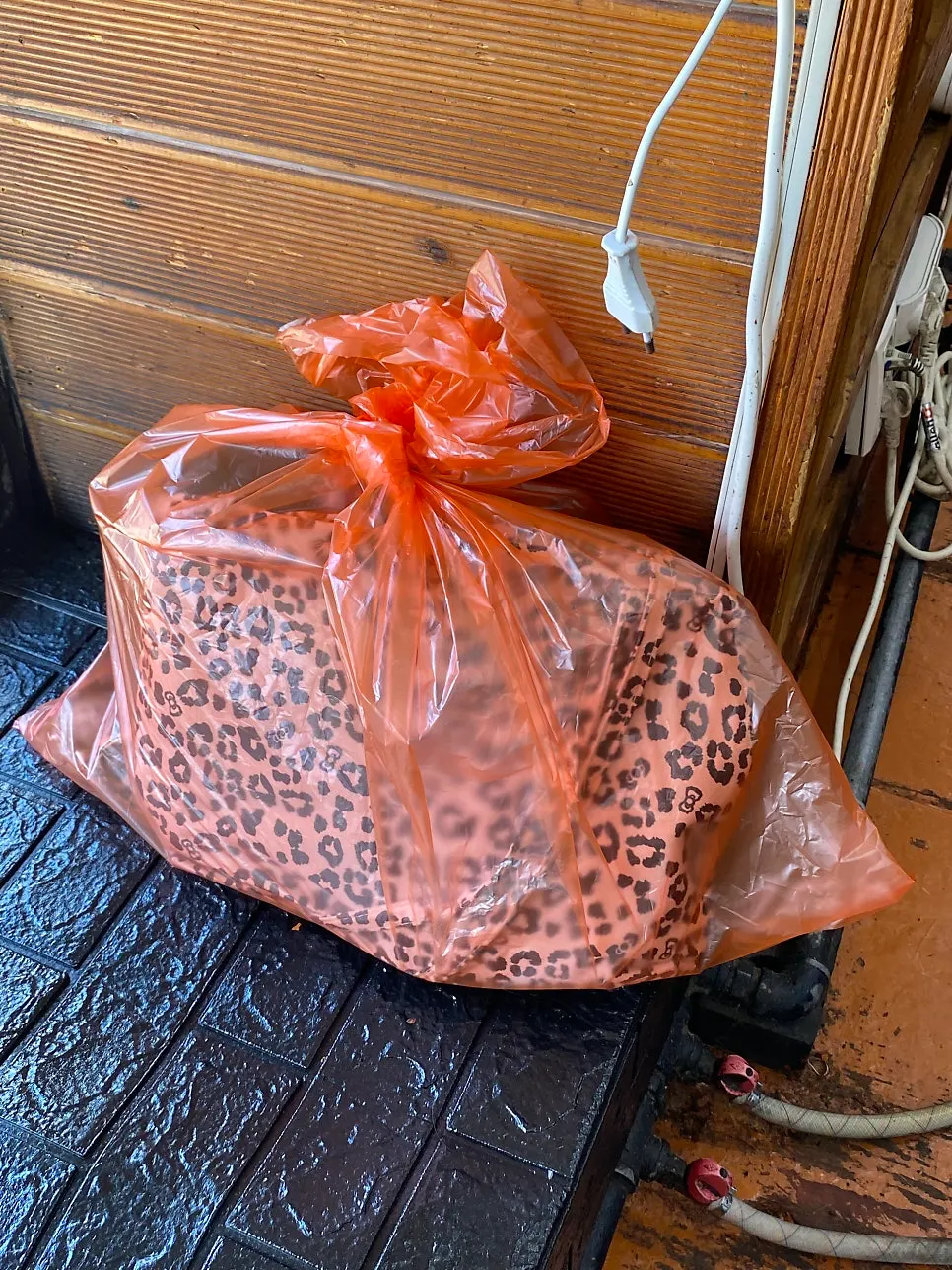 Plastic bag and apron provided by staff for belongings