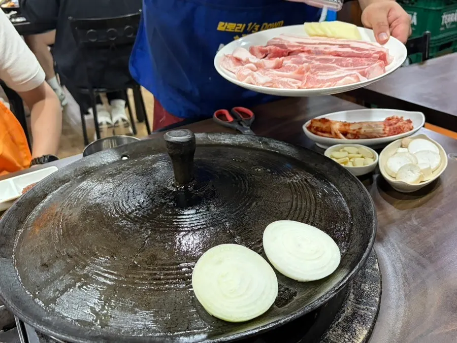 Staff-cut cauldron-lid grilled meat and grilled kimchi